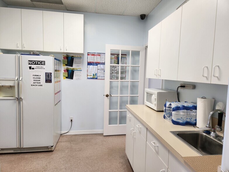 More Photos Of 681 Goodlette Rd N, Naples Medical For Lease