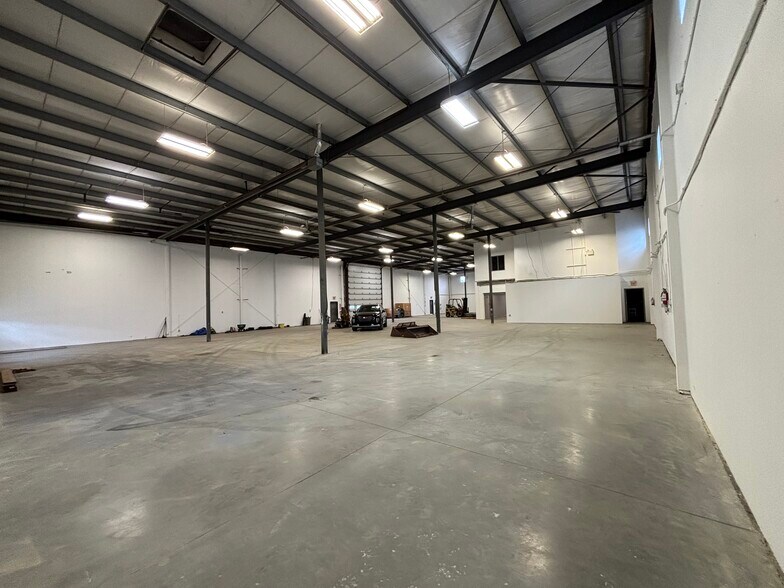 More Photos Of 4940 102 Av SE, Calgary Warehouse For Lease