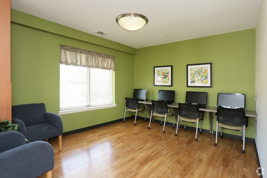 More Photos Of 700-700 Wincoram Way, Coram Apartments For Lease