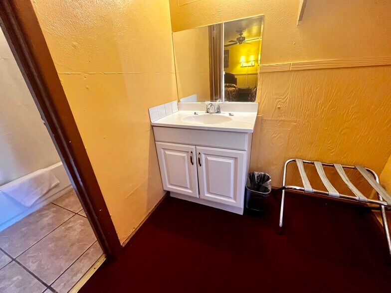 More Photos Of 215 N Broadway St, Post Hotel For Sale