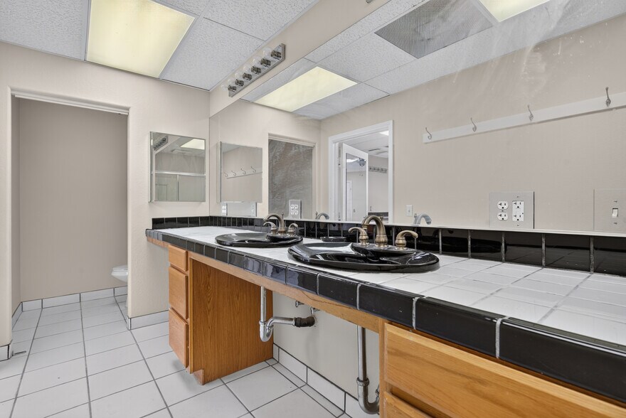 More Photos Of 17100 Indian Canyon Dr, North Palm Springs Office For Sale