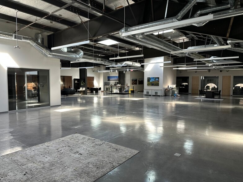 More Photos Of 1825 Airport Rd, Ukiah Airplane Hangar For Lease