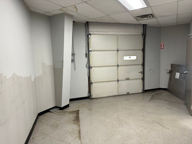 More Photos Of 61 Commerce Rd, Brookfield Warehouse For Lease