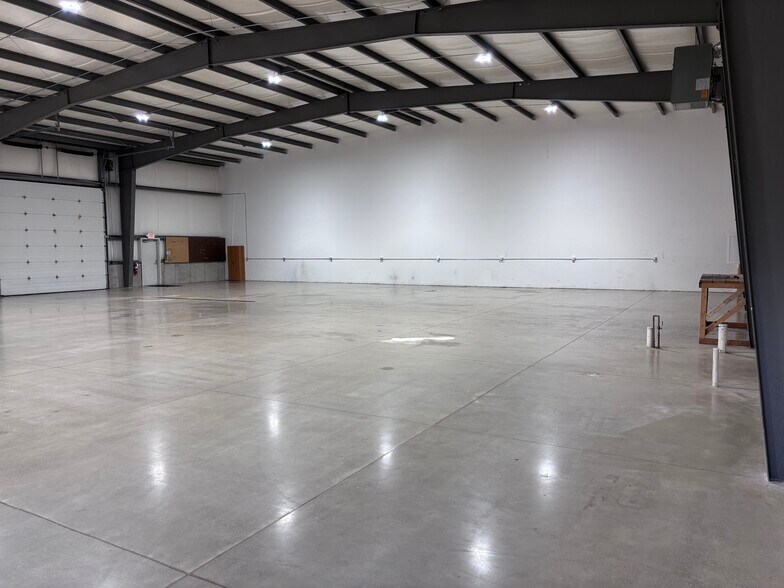 More Photos Of 2787 Klondike Rd, West Lafayette Showroom For Lease