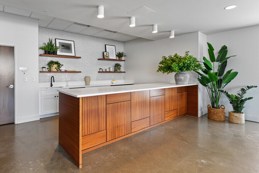 More Photos Of 250 S High St, Columbus Office For Lease