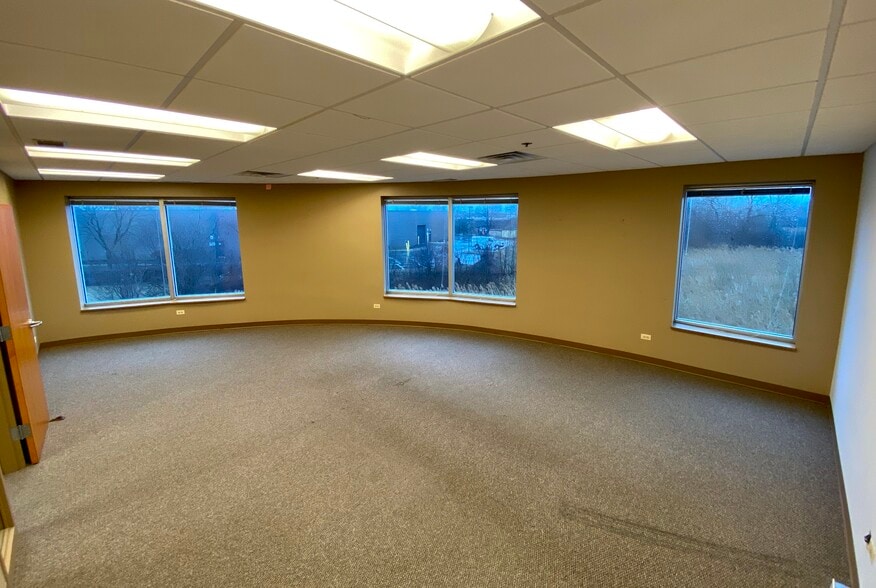More Photos Of 165 E Commerce Dr, Schaumburg Flex For Lease