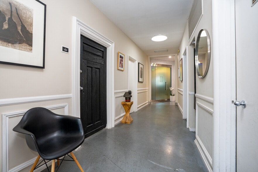 More Photos Of 110 N Doheny Dr, Beverly Hills Office For Sale