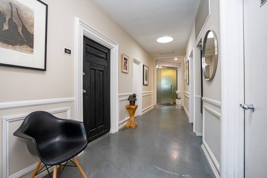 More Photos Of 110 N Doheny Dr, Beverly Hills Office For Sale