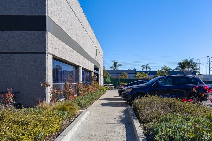 More Photos Of 8885 Rehco Rd, San Diego Flex For Sale