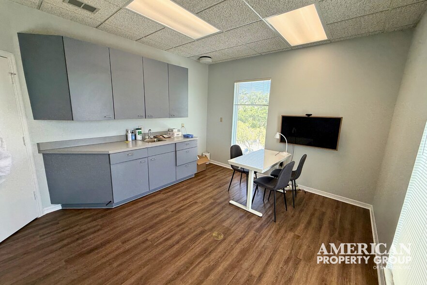 More Photos Of 1219 S East Ave, Sarasota Medical For Sale