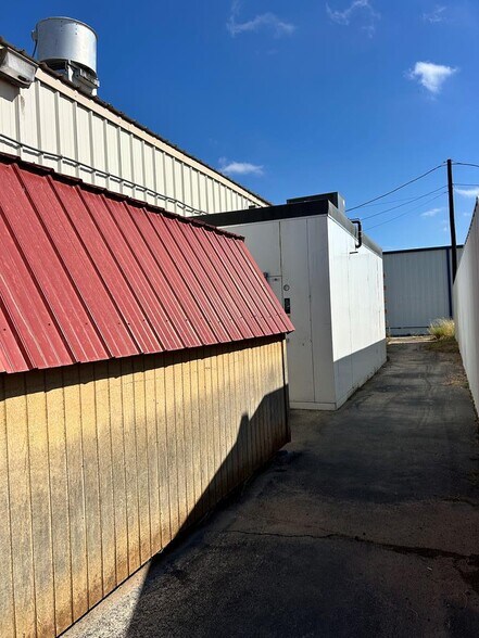 More Photos Of 1613 W Broadway St, Andrews General Retail For Sale