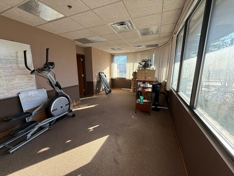 More Photos Of 12635-12651 Hemlock St, Overland Park Showroom For Sale
