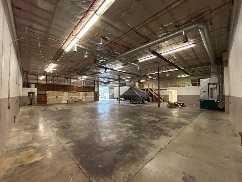 More Photos Of 961 Dunford Ave, Langford Warehouse For Sale