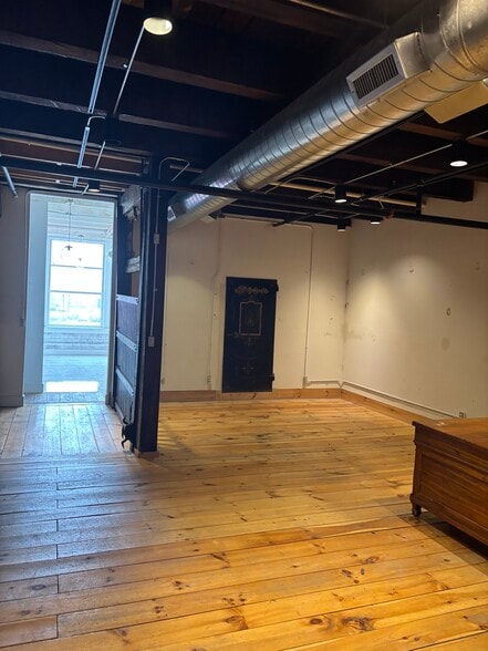More Photos Of 2362 Russell St, Detroit Storefront Retail Office For Lease