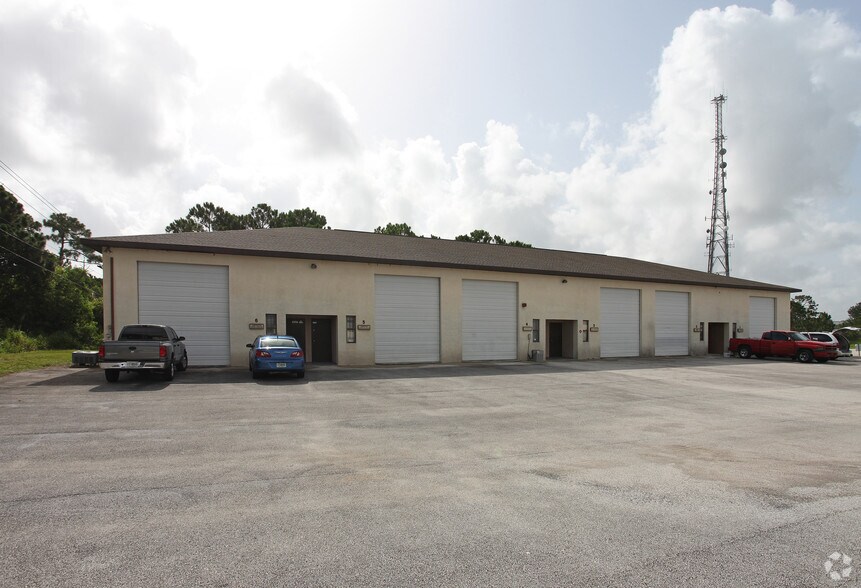 More Photos Of 1053 SE Holbrook Ct, Port Saint Lucie Warehouse For Lease