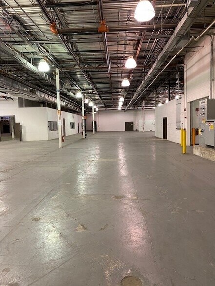 More Photos Of 15203 S Commerce Dr, Dearborn Manufacturing For Lease