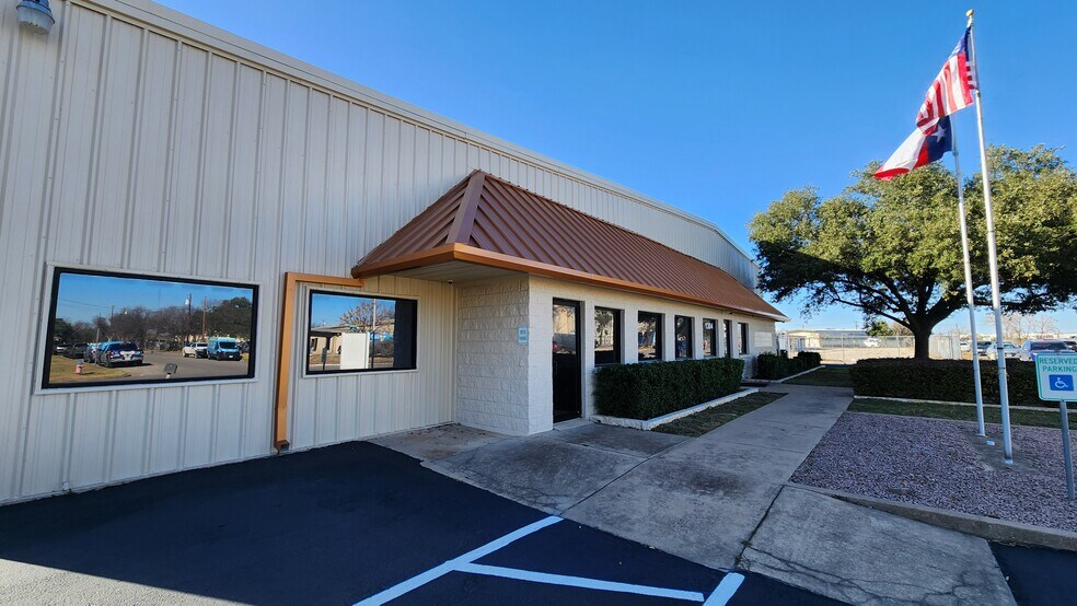 More Photos Of 1304 W Industrial Blvd, Round Rock Light Distribution For Sale