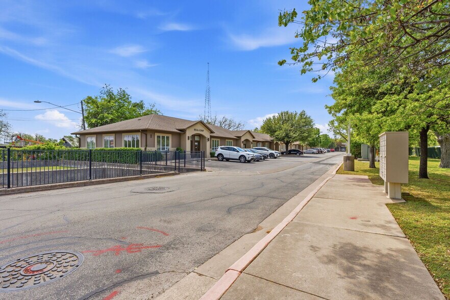 More Photos Of 13284 Pond Springs Rd, Austin Office For Sale
