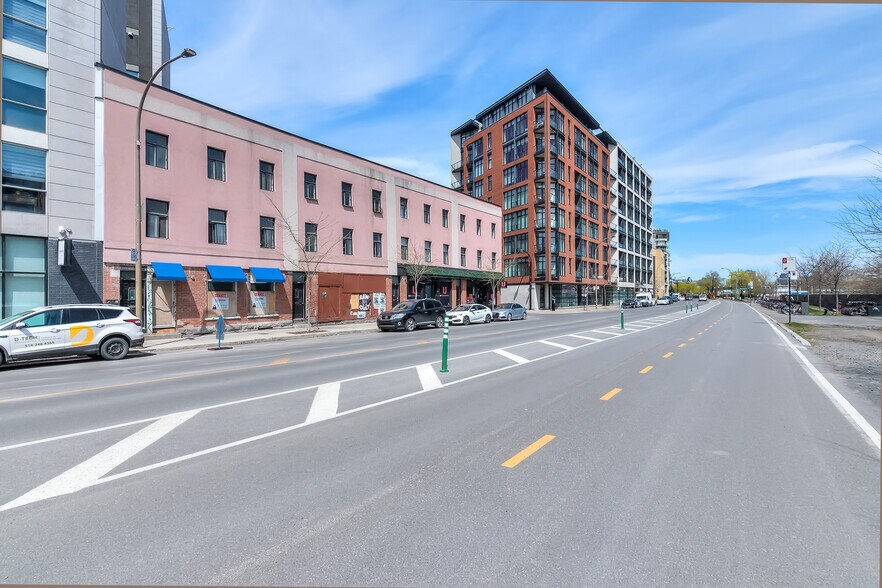 More Photos Of 695 Rue De La Commune O, Montréal General Retail For Lease