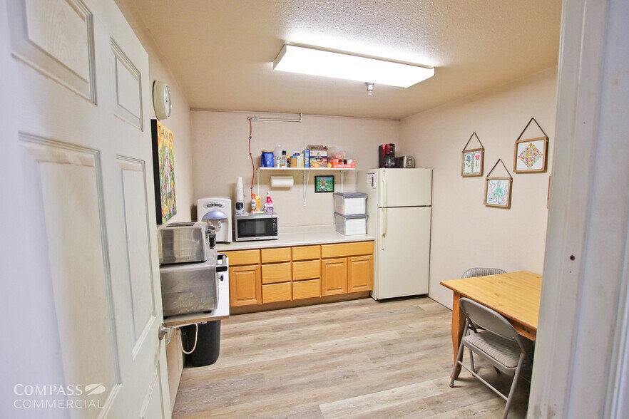 More Photos Of 494 SW Veterans Way, Redmond Warehouse For Lease
