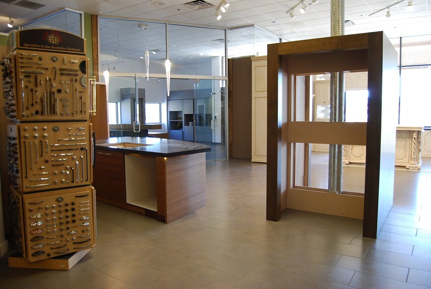 More Photos Of 15250 N Hayden Rd, Scottsdale Showroom For Sale