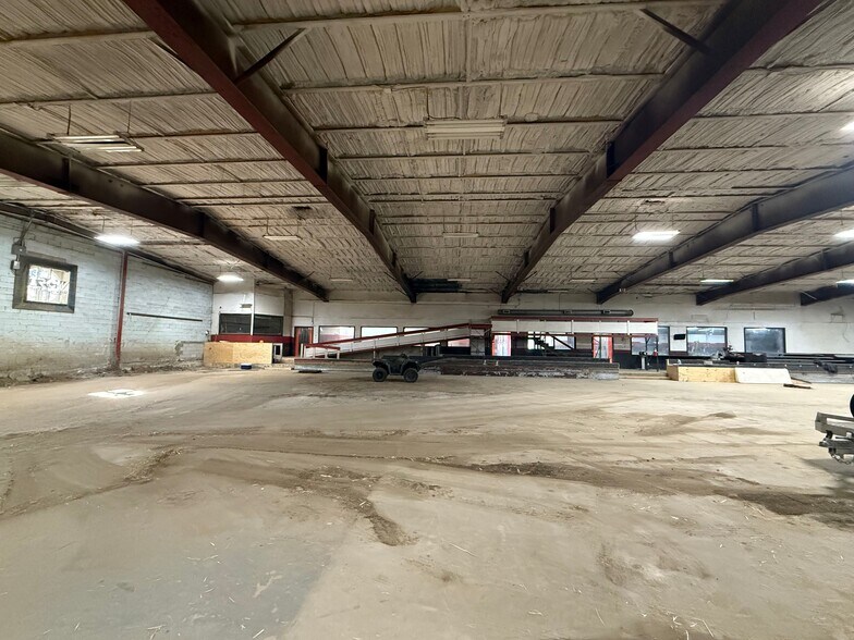 More Photos Of 2020 Saturn Rd, Garland Freestanding For Sale