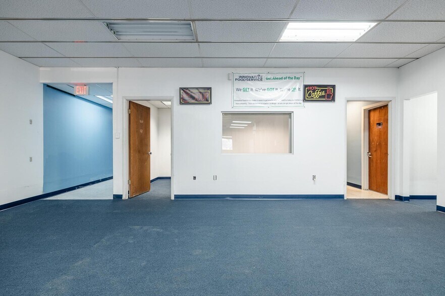 More Photos Of 2560 Fowler St, Fort Myers Warehouse For Lease
