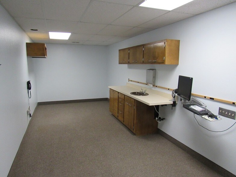 More Photos Of 313 W Country Club Rd, Roswell Medical For Sale