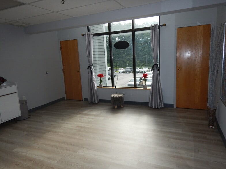 More Photos Of 254 N Broadway, Salem Storefront Retail Office For Sale