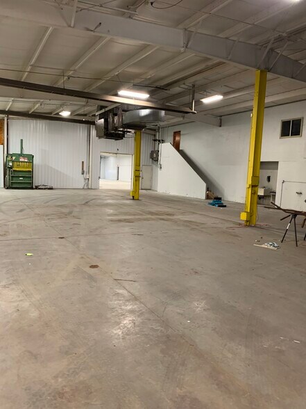 More Photos Of 3146 Market St, Green Bay Warehouse For Lease