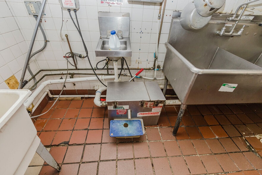 More Photos Of 503 N West St, Wichita Fast Food For Sale