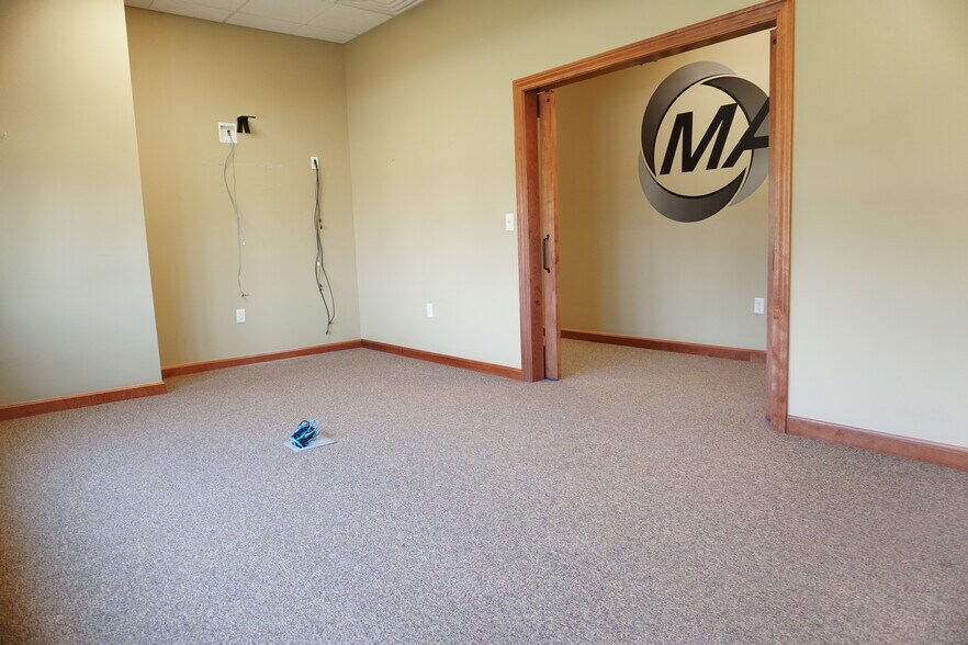 More Photos Of 2021 Vanesta Pl, Manhattan Office For Lease