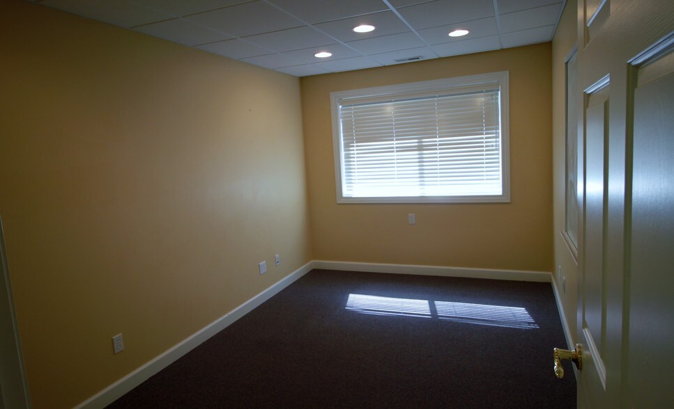 More Photos Of 10151-10171 Bergin Rd, Howell Flex For Lease