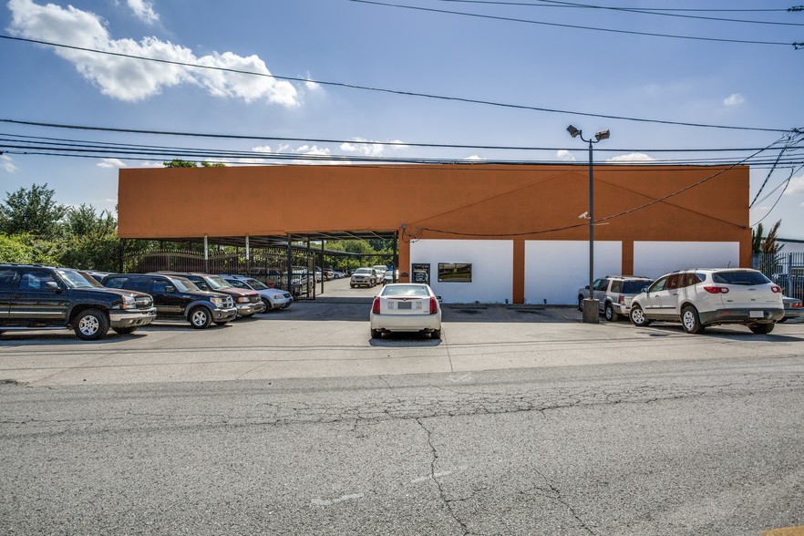 More Photos Of 11603-11607 Denton Dr, Dallas Showroom For Sale