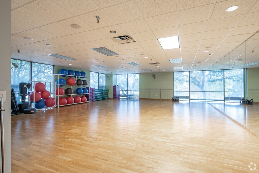 More Photos Of 290 E John Carpenter Fwy, Irving Office For Lease