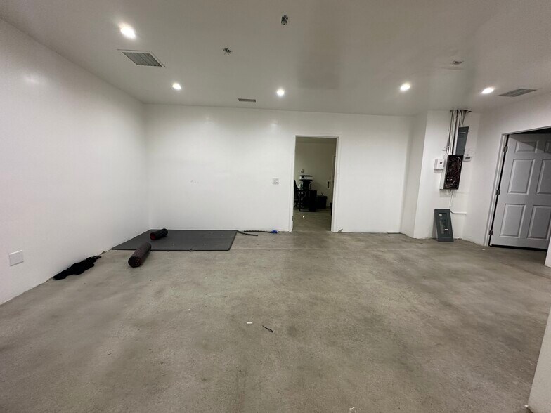 More Photos Of 9036 Owensmouth Ave, Canoga Park Manufacturing For Lease