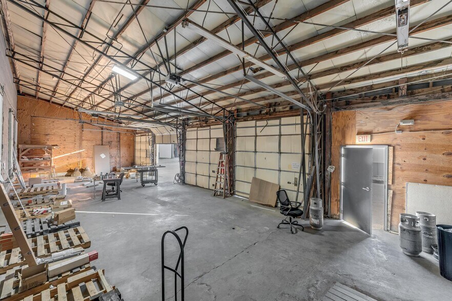 More Photos Of 2101 S ARKOLA Dr, Springdale Warehouse For Sale