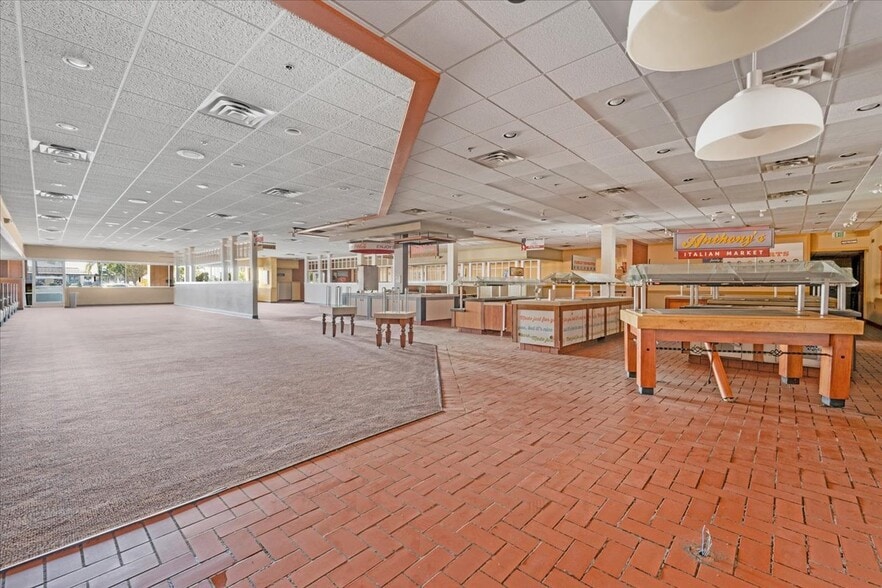 More Photos Of 3730-3780 N Blackstone Ave, Fresno Unknown For Lease