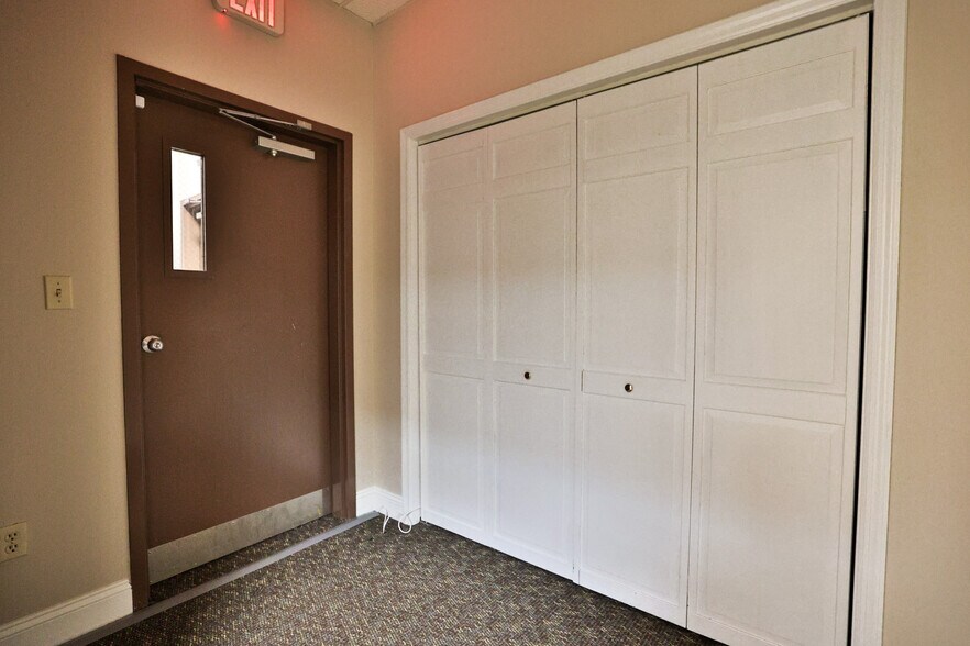 More Photos Of 3 Club Centre Ct, Edwardsville Office For Lease