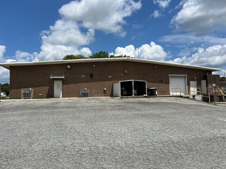 More Photos Of 3008 Executive Dr, Greensboro Light Manufacturing For Lease