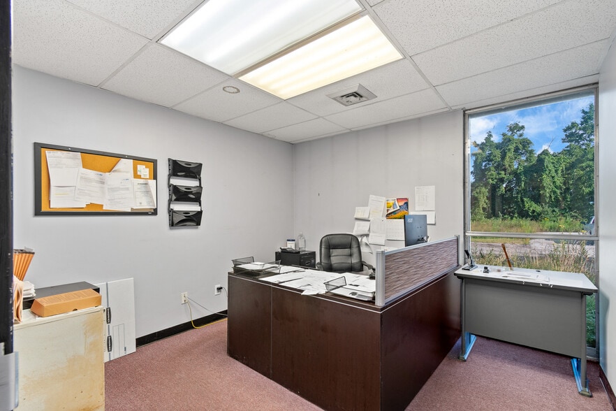More Photos Of 60 Williams St, Grand River Warehouse For Sale