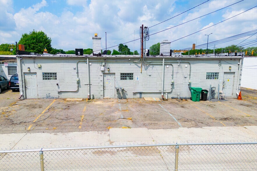 More Photos Of 22228 Gratiot Ave, Eastpointe Storefront Retail Office For Lease