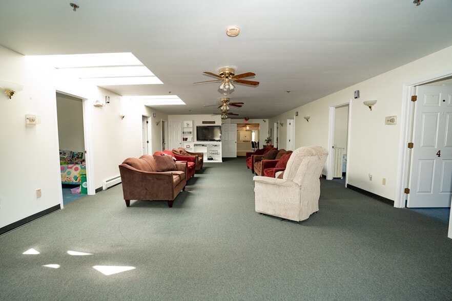 More Photos Of 8 Jennifer Dr, Merrimack Flex For Sale