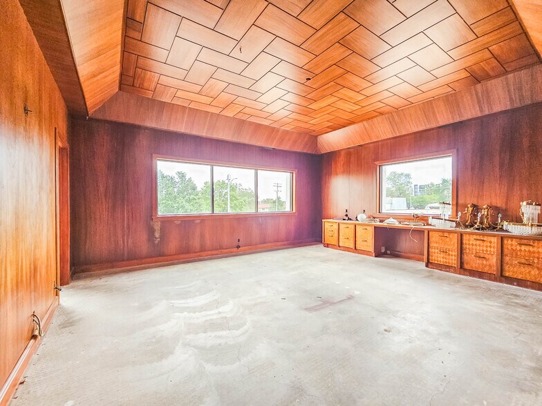 More Photos Of 3036 70th st, Omaha Office For Sale