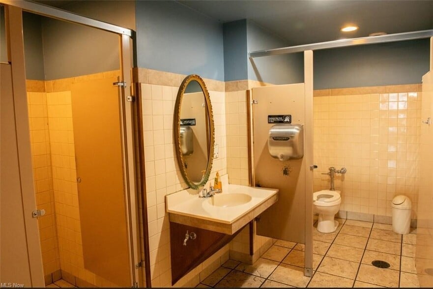 More Photos Of 2716 Mahoning Ave, Youngstown Restaurant For Sale