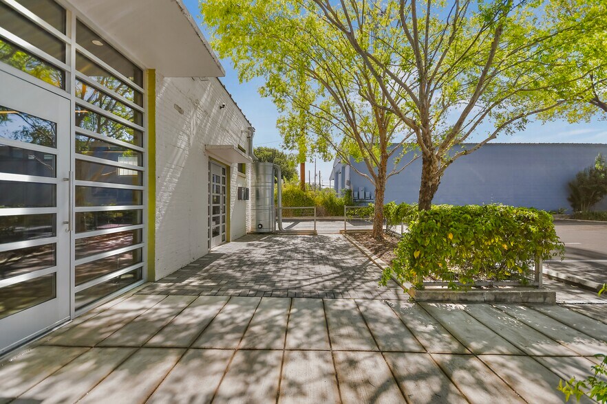 More Photos Of 1320 E Houston St, San Antonio Storefront Retail Office For Lease