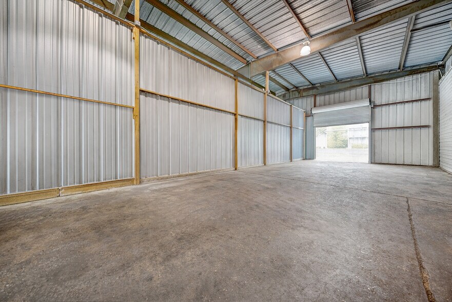 More Photos Of 307 E Alamo St, Brenham Auto Repair For Sale