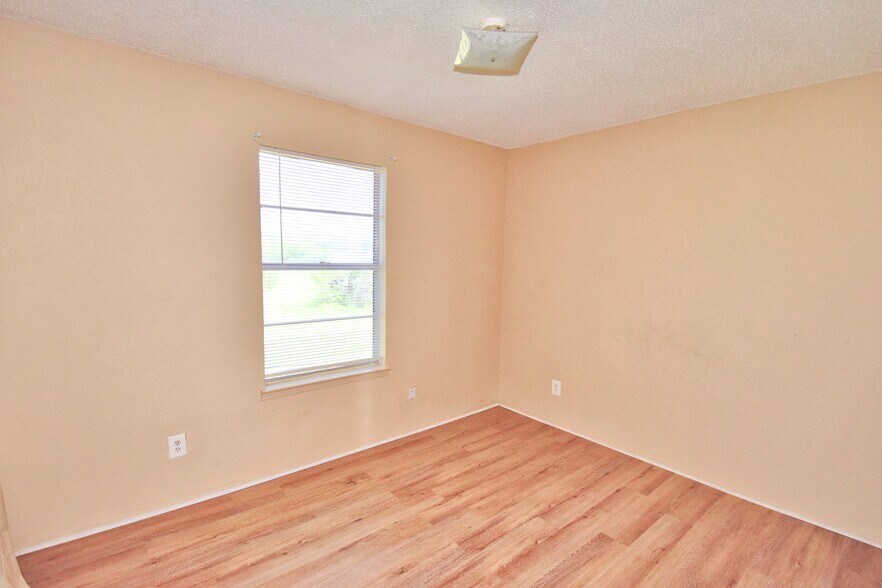 More Photos Of 303-511 E Reagan Rd, Beeville Multifamily For Sale