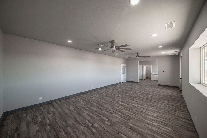 More Photos Of 14010 W Silver Fox Trl, Odessa Warehouse For Lease