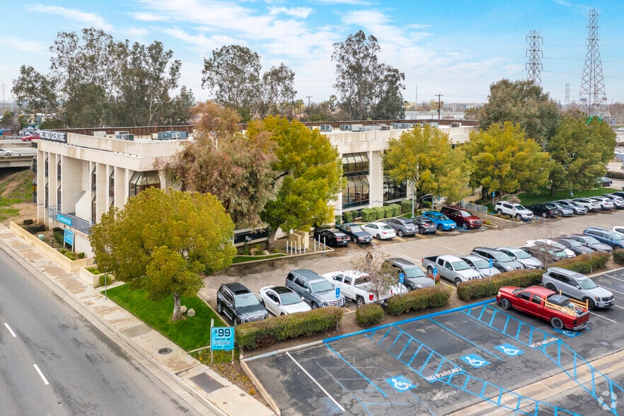 More Photos Of 1701 Westwind Dr, Bakersfield Office For Lease